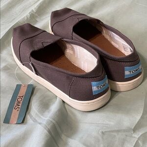 NWT TOMS Women’s Youth Alpargata Ash Canvas Slip-Ons Size 5